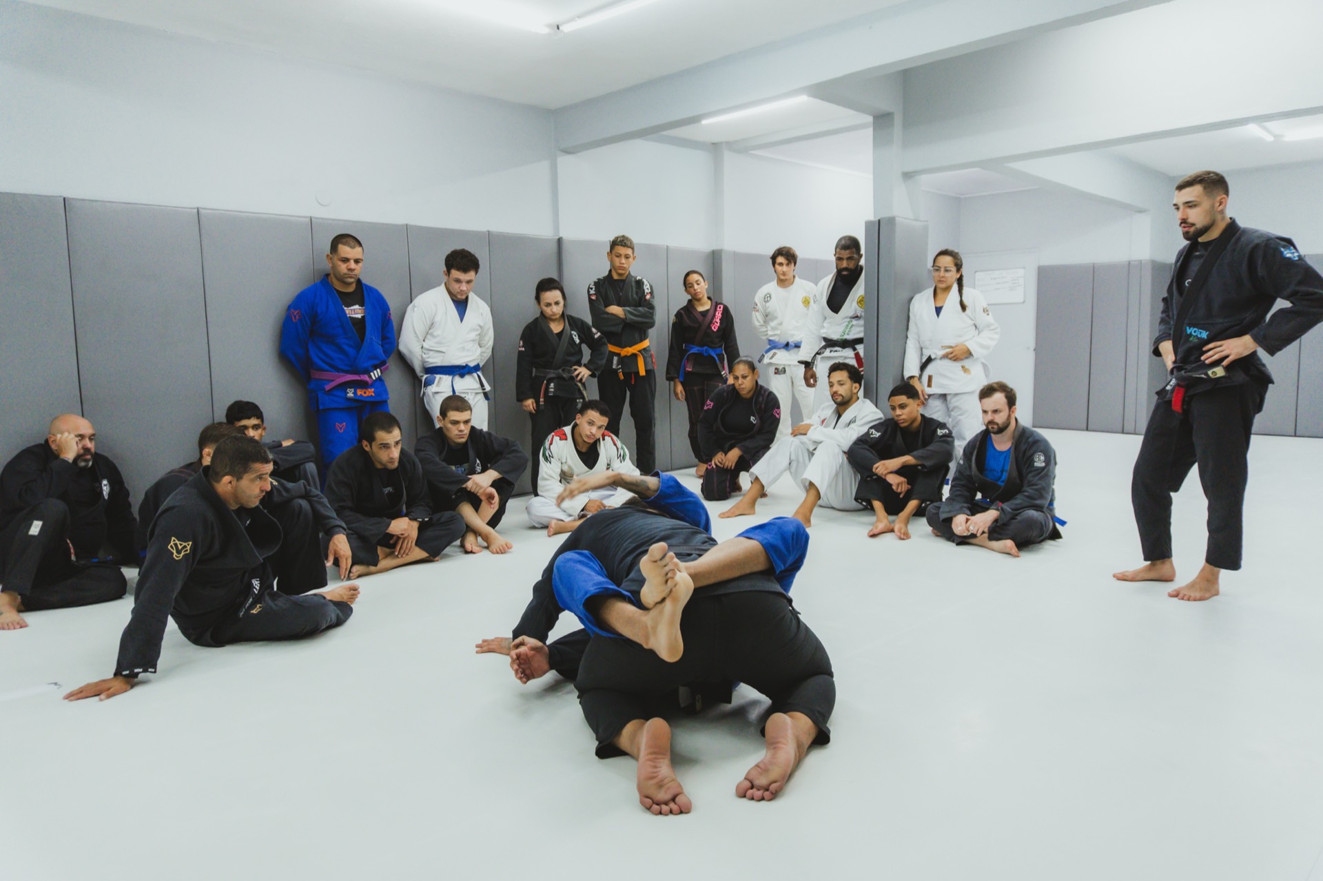 Aluno treinando Jiu-Jitsu no tatame da A2 Jiu-Jitsu